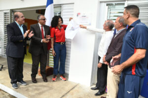 El embajador de Francia en el país, Eric Fournier, y la atleta Niverka Marte, capitana del equipo, develizan la tarja, junto a Cristóbal Marte, Luis Mejía, Garibaldy Bautista y Marcos Kwiek.