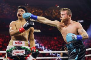 Canelo derrota fácil a Munguía y revalida su título absoluto