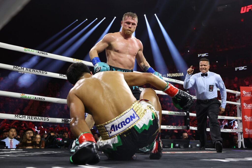 Canelo derrota fácil a Munguía y revalida su título absoluto