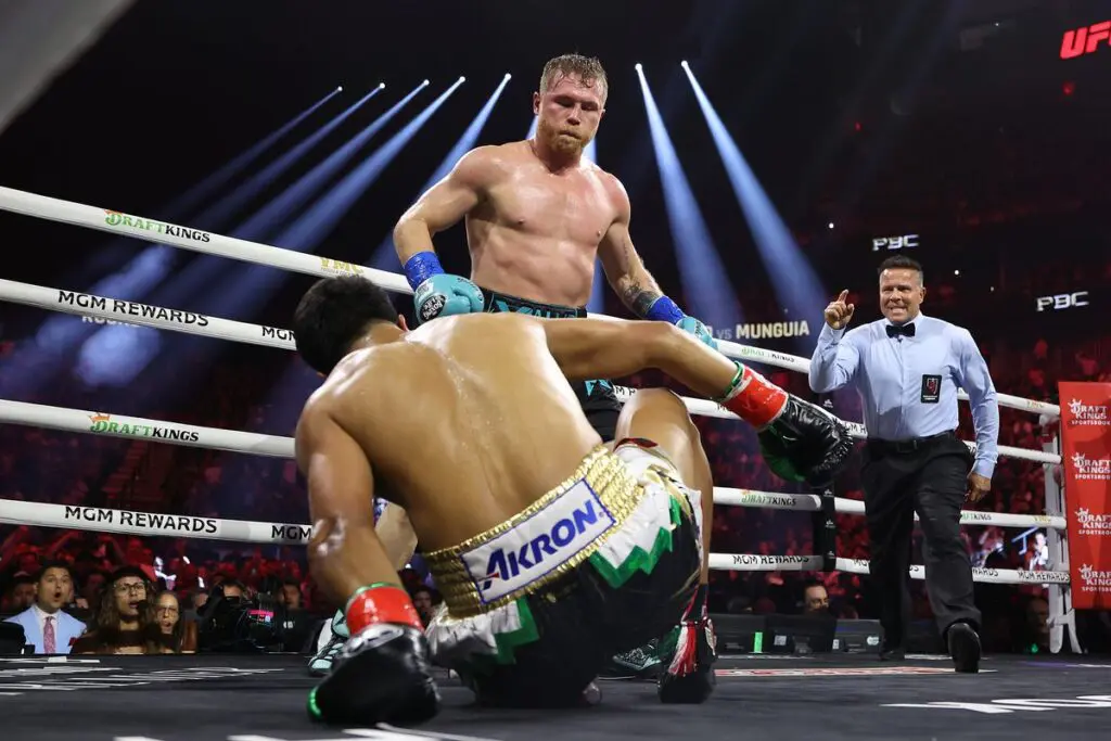 Canelo derrota fácil a Munguía y revalida su título absoluto