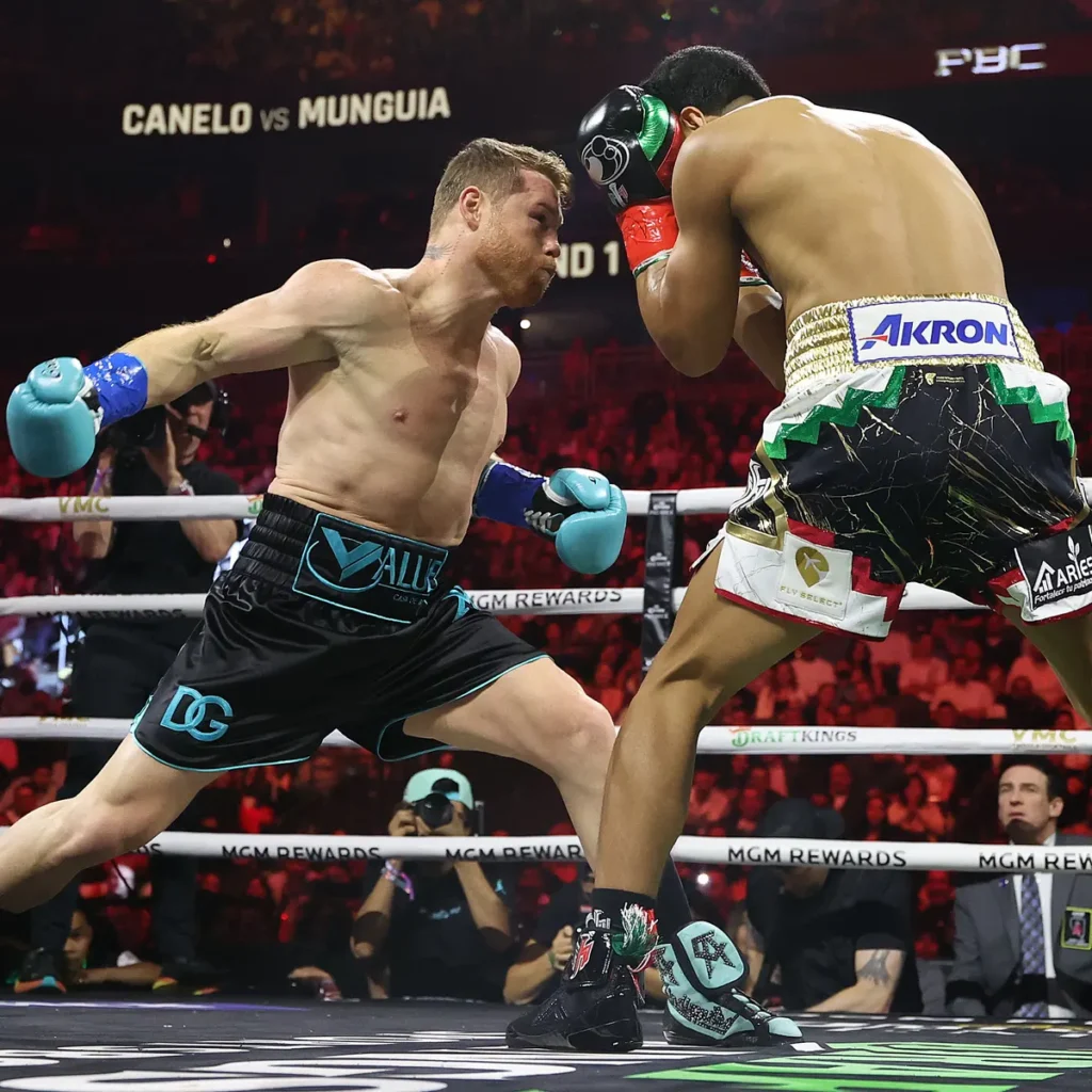 Canelo derrota fácil a Munguía y revalida su título absoluto