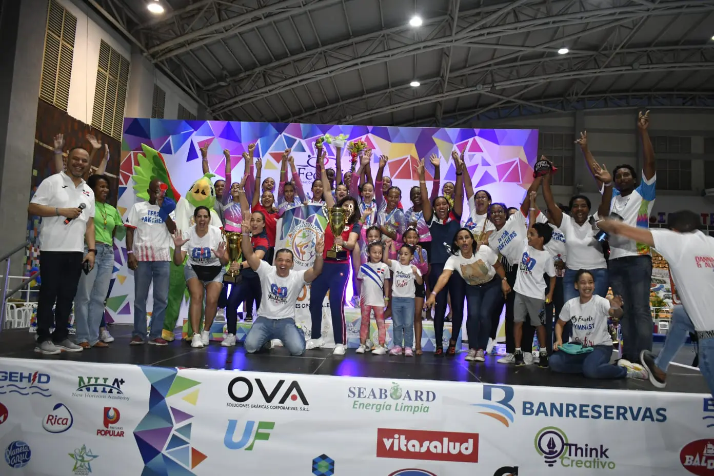 Atletas y entrenadores de TKGA exhiben sus dos Súper Copas, tras firmar una gran actuación en el II Campeonato Nacional de Clubes de Gimnasia. Figuran Edwin Rodríguez, presidente Fedogim; Belkys Gallardo y Gabriel Valerio, de la federación.
