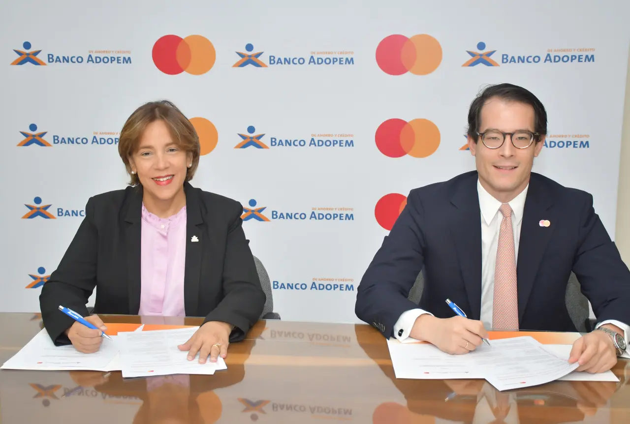 Mercedes Canalda y Tomás Alonso, durante la firma de convenio entre ambas entidades para la presentación de la nueva tarjeta. FUENTE EXTERNA