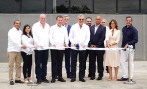 Biviana Riveiro, Jules Evelyne, Ito Bisono, Paul Evelyne(atras), Presidente Luis Abinader, Abi Nader(Atras). Anthony Ali, Errol Boulos(atras), Katherine Behrmann y Carl Frederic Behrmann. FUENTE EXTERNA