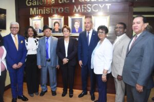 Franklin García Fermín junto a los exministros de Educación, entre otros invitados. FUENTE EXTERNA