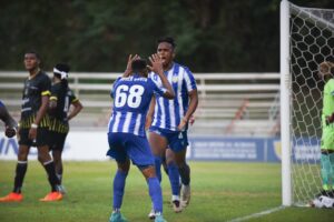 Roger Davis celebra junto con Alexander Romero el anotar gol para O&M FC, en la jornada 1 de la décima temporada de la LDF