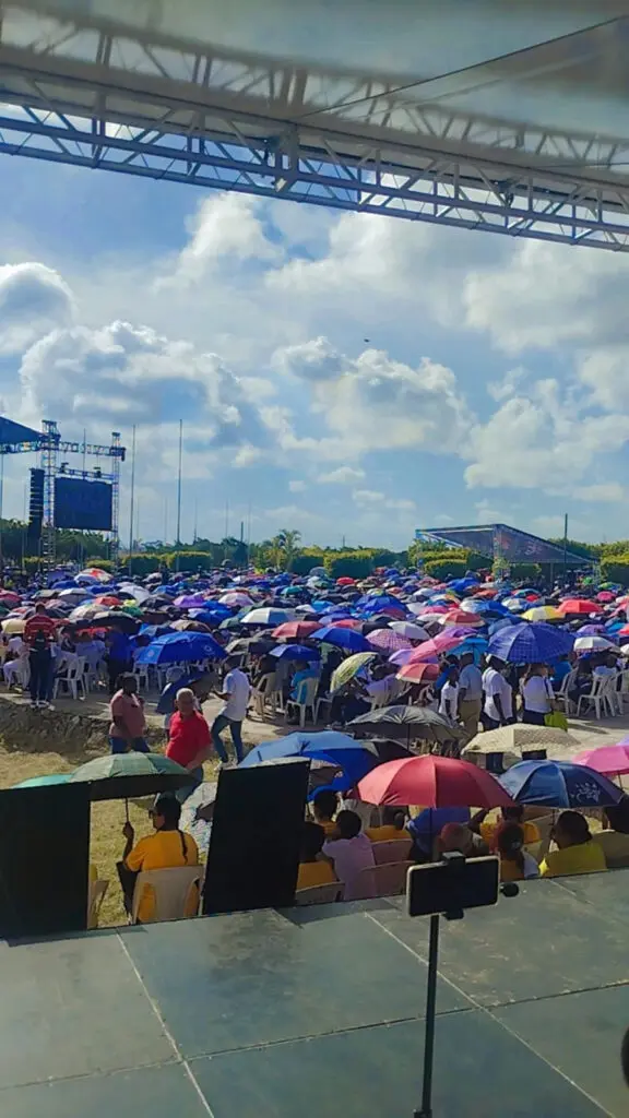 Católicos se dan cita a la solemnidad de Corpus Christi en el Faro a Colón