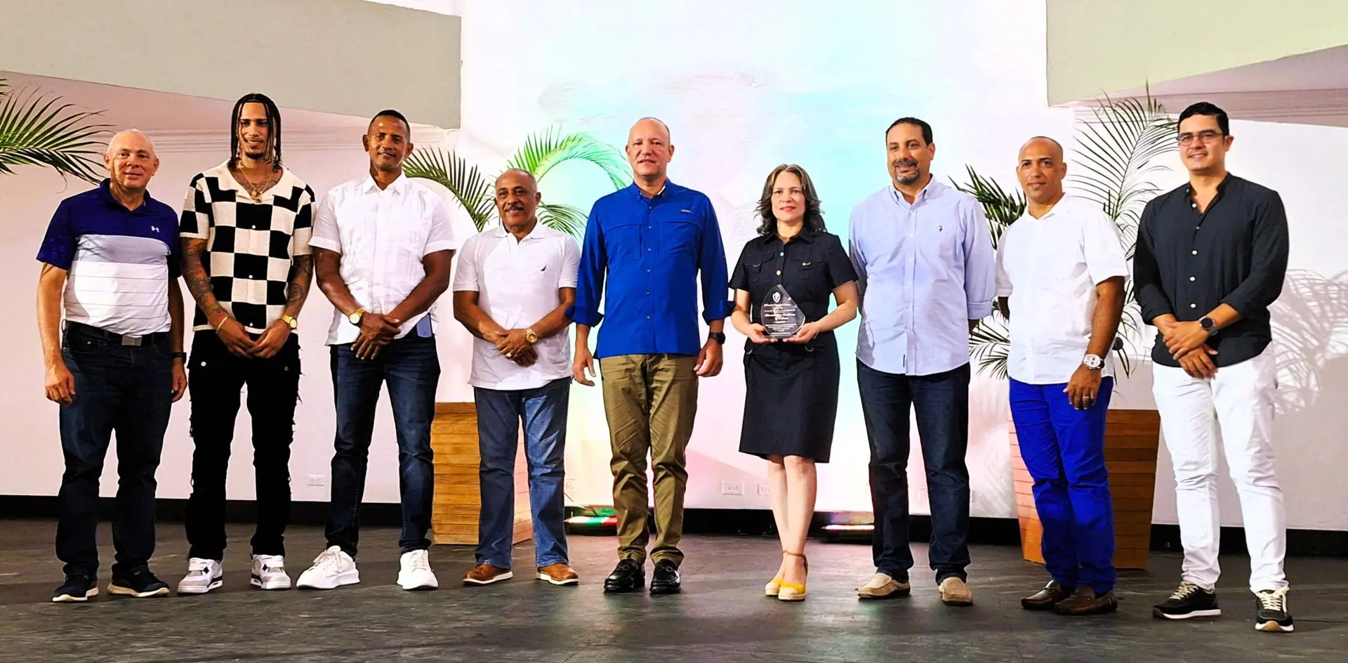 Entrega de reconocimiento para la ACAP, en el centro recibe Yara Hernández, de esa entidad a sus lados, el alcalde de Santiago, Ulises Rodríguez y Francisco Rodríguez, presidente de la Junta Directiva del Santiago Country Club, en la foto, además, Jorge Acosta, José Luis Aracena, Brahian Méndez, Adalberto Peña, Jefferson Díaz y Willy Rodríguez