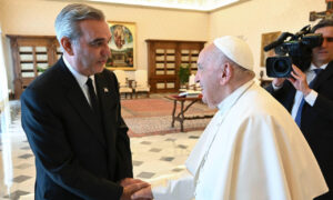 El presidente de República Dominicana, Luis Abinader, y el papa Francisco
