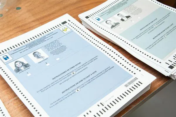 Detalle de las papeletas las elecciones primarias del Partido Popular Democrático y del Partido Nuevo Progresista en la Escuela Aurora Waldorf de San Juan (Puerto Rico). EFE/ Enid Salgado Mercado
