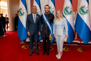 Joel Santos Echavarría y eNayib Bukelel presidente de El Salvador Nayib Bukele