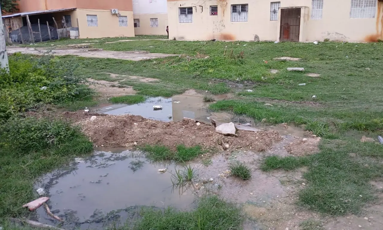 Aguas residuales en sector de La Peñuela de Cabral, Barahona (FOTO: Hércules Urbáez)