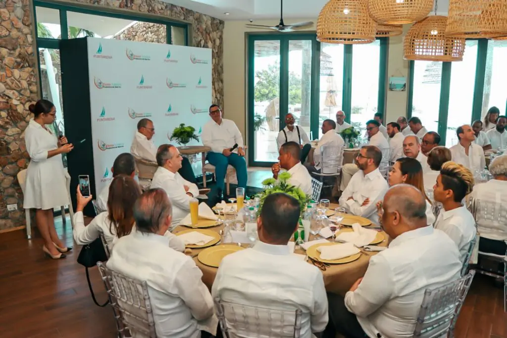 Clúster Turístico Baní realiza Conversatorio Empresarial con Frank Rainieri en Puntarena