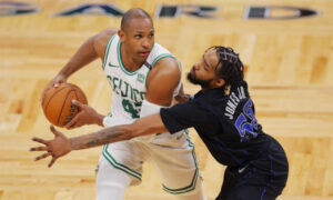 El jugador de los Boston Celtics Al Horford (i) yel delantero de los Dallas Mavericks Derrick Jones Jr. (d). EFE/EPA/CJ GUNTHER SHUTTERSTOCK FUERA