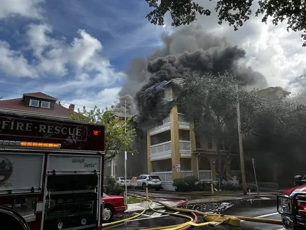 Fotografía divulgada por los Bomberos de Miami donde se ve el humo que sale del incendio que se desató alrededor de las 8:15 hora local (12:15 GMT) en el edificio Temple Court en el noroeste de la ciudad de Miami, Florida (EE.UU.). EFE/ Miami Fire Rescue