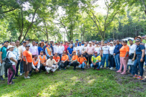 Barrick Pueblo Viejo realiza tercera jornada de limpieza en la presa de Hatillo