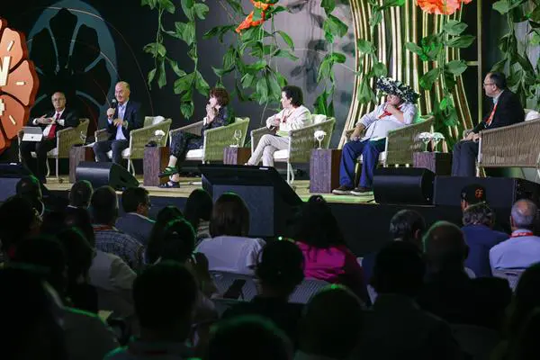 Público asiste al discurso del presidente y director ejecutivo del World Wildlife Fund (WWF) en Estados Unidos, Carter Roberts (2-i) durante un panel en la Semana de la Sostenibilidad de BID Invest este jueves, en Manaos (Brasil).EFE/ Antonio Lacerda