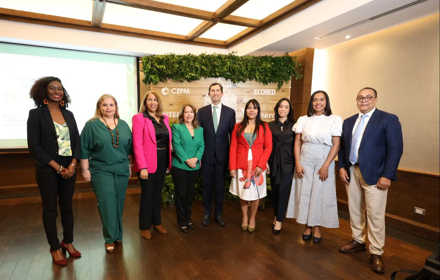 Roberto Herrera, gerente país de InterEnergy Group junto al jurado oficial del Premio al Periodismo Ambiental 2024. FUENTE EXTERNA