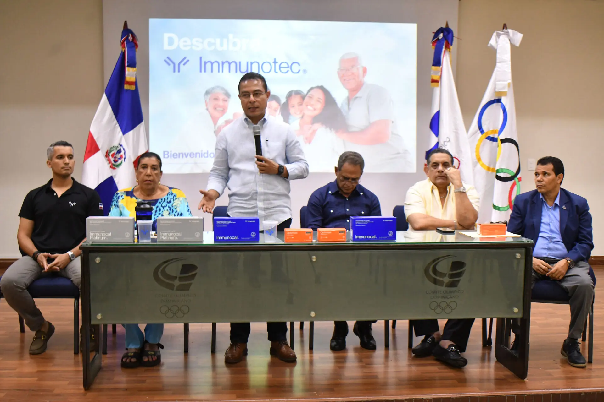 Miguel Camacho, jefe de misión, durante su intervención en el acto. Figuran Figuran Raúl Tufik, de Immunotec; Heida Joaquín; Rubén García; Luis Chanlatte, y José Paulino.