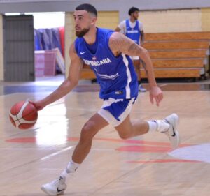 Un grupo de miembros de la selección de baloncesto viajan a España