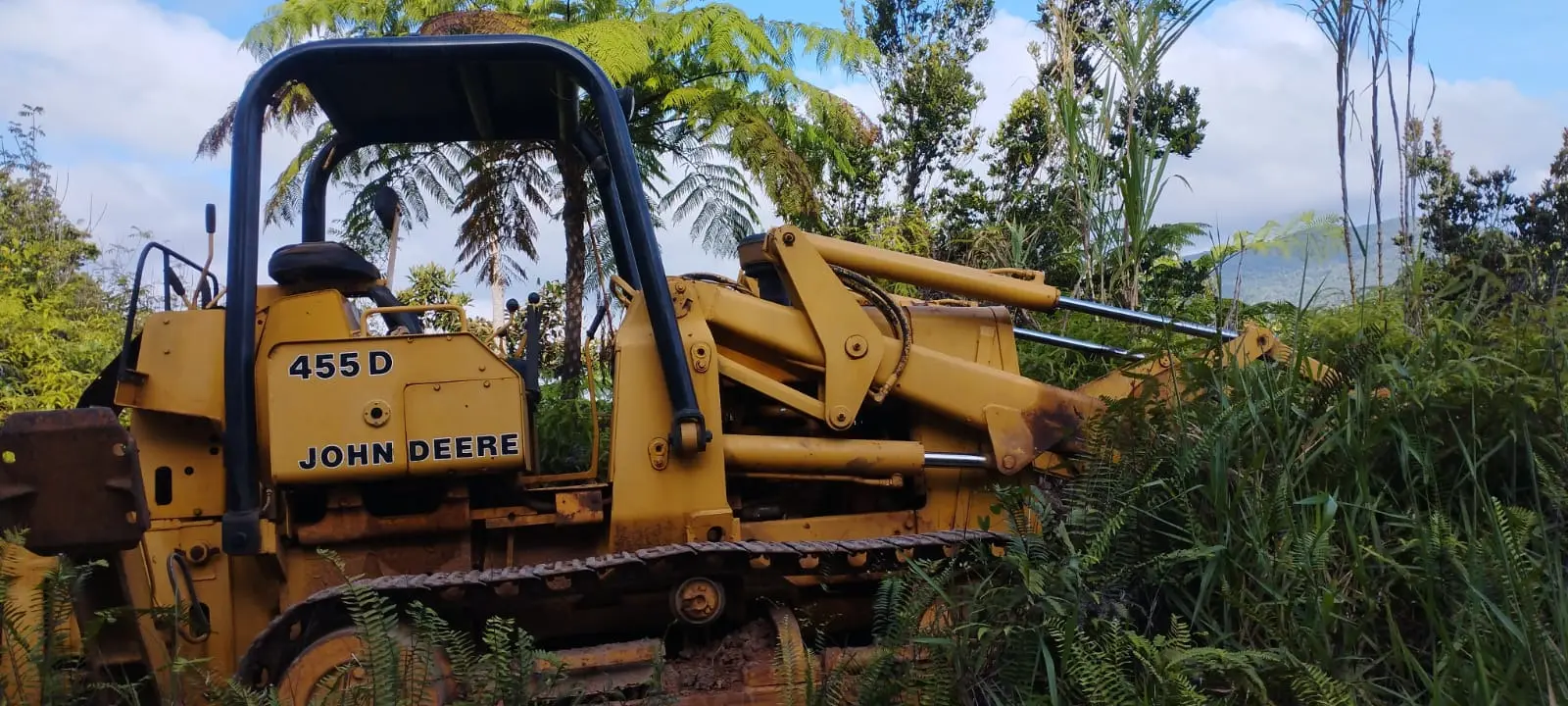 Equipos fueron abandonados en el trayecto por el MOPC, productores rehabilitan la vía