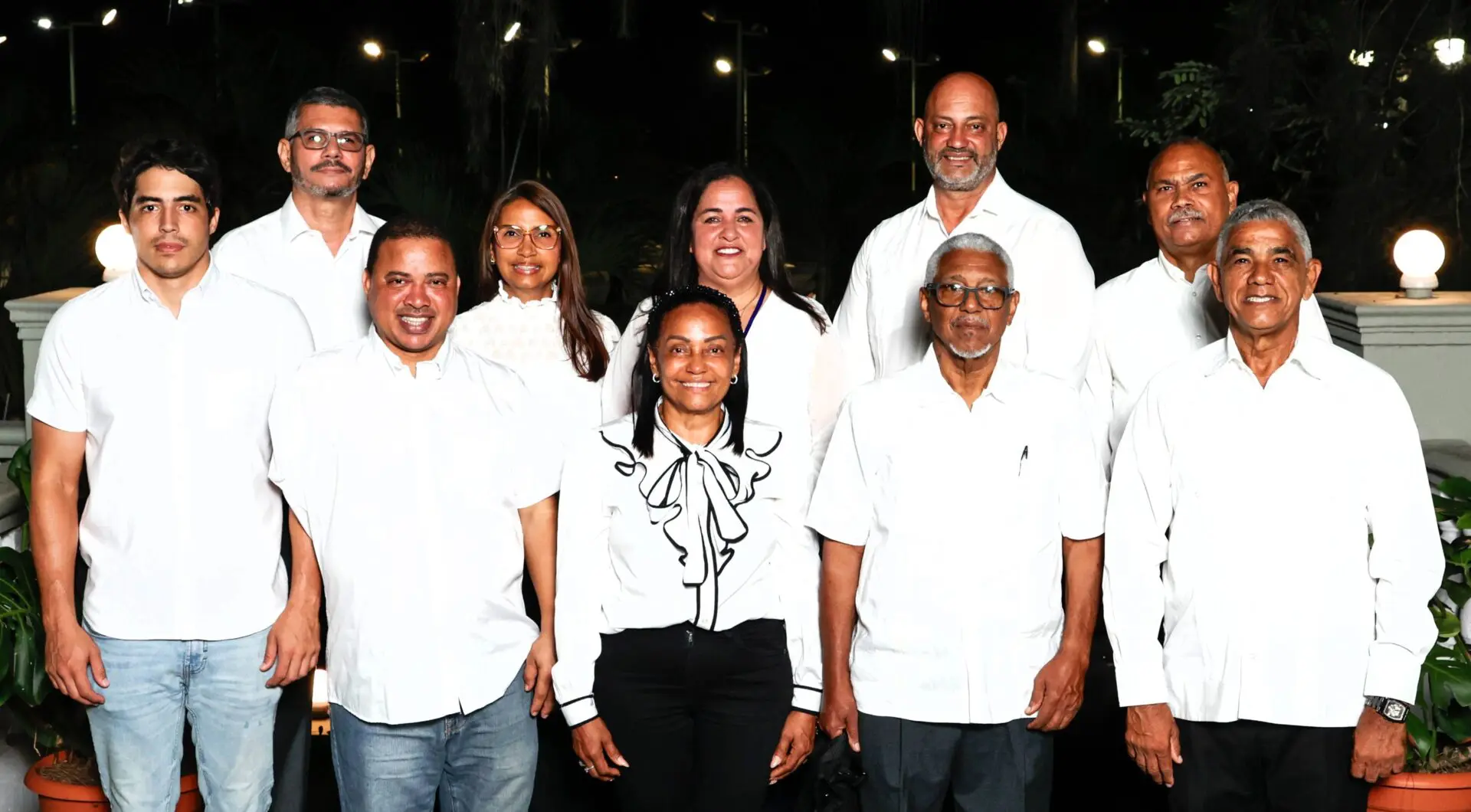 En el centro, la presidente de UDESA, Margarita Jáquez, junto a los demás directivos, Timoteo Pérez y Ana Elsa Santos, primer y segundo vicepresidentes; secretario general, Osvaldo Arzola y co-secretario, Ricardo Guzmán; tesorero, Emmanuel García Musa y co-tesorero, William Cabrera; Rubén Muñoz, Hanns González y Rosario Guadalamar, primero, segunda y tercer vocales, respectivamente.