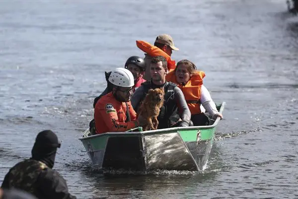 Fotografía de archivo en donde se ven voluntarios rescatando a algunos damnificados por las inundaciones en el sur de Brasil, uno de los mayores desastres naturales que ha vivido el país. EFE/Sebastião Moreira
