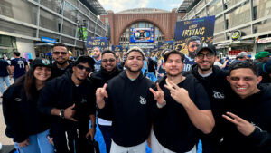 Ganadores de Cerveza The One en el Juego 3 de la final de la NBA junto a Luinny Corporán.