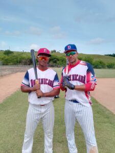 Evandy de León, izquierda, y Ambiorix Franco lideres ofensivos en victorias de Estrellas de Herrera