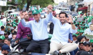 Leonel Fernández junto a su hijo y recién electo senador del Distrito Nacional, Omar Fernández, durante una caravana el domingo 5 de mayo, 2024