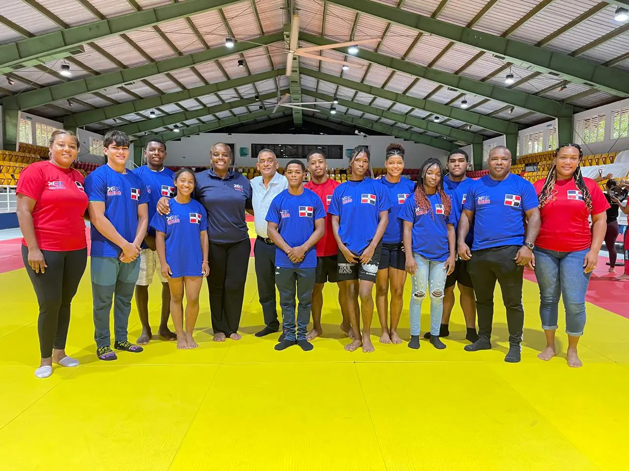 Directivos de la Fedojudo, junto a los atletas junior que competirán este lunes en Lima, Perú.