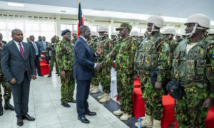 El presidente de Kenia, William Ruto (c), hablando con uniformados en la Escuela Nacional de Policía, Campus Embakasi 'A', antes de su salida para Haití. EFE/Rebecca Nduku