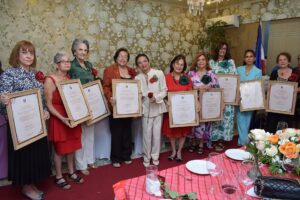 Al centro, Emma Valois Vidal junto a parte de las madres ejemplares. FUENTE EXTERNA