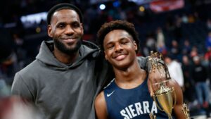 Bronny James afirma que puede soportar la presión de jugar con su famoso padre