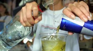 Estos son los riesgos de combinar alcohol con bebidas energizantes