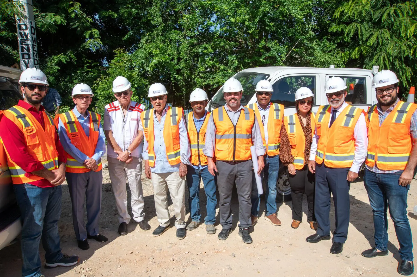 De izquierda a derecha, los ingenieros Joan Pimentel, Ricardo Canalda, Pedro Delgado Malagón, Julio Suero Marranzini, Carlos Rosario, Flavio Campos, Henry Vargas, y los licenciados Judith de Peña, Persio Maldonado Sánchez y Marcos Peña