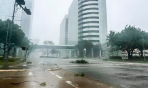 Viento y lluvia del huracán Beryl en Houston, Texas. EFE/EPA/CARLOS RAMIREZ