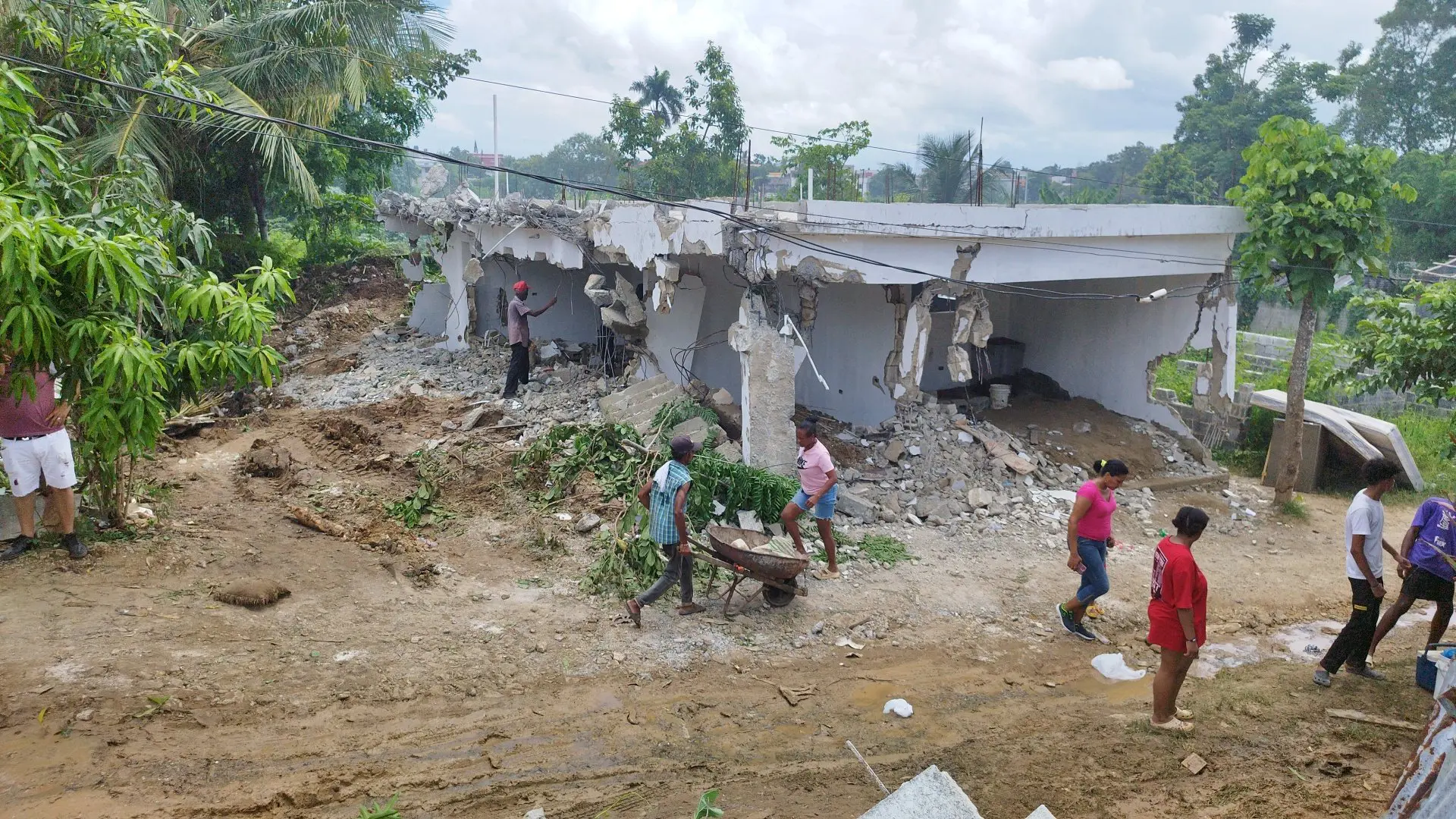 Desalojo violento en Santo Domingo Este deja más de 200 familias en la intemperie