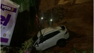 VIDEO: Otro vehículo cae en excavación: rescatan conductora con vida