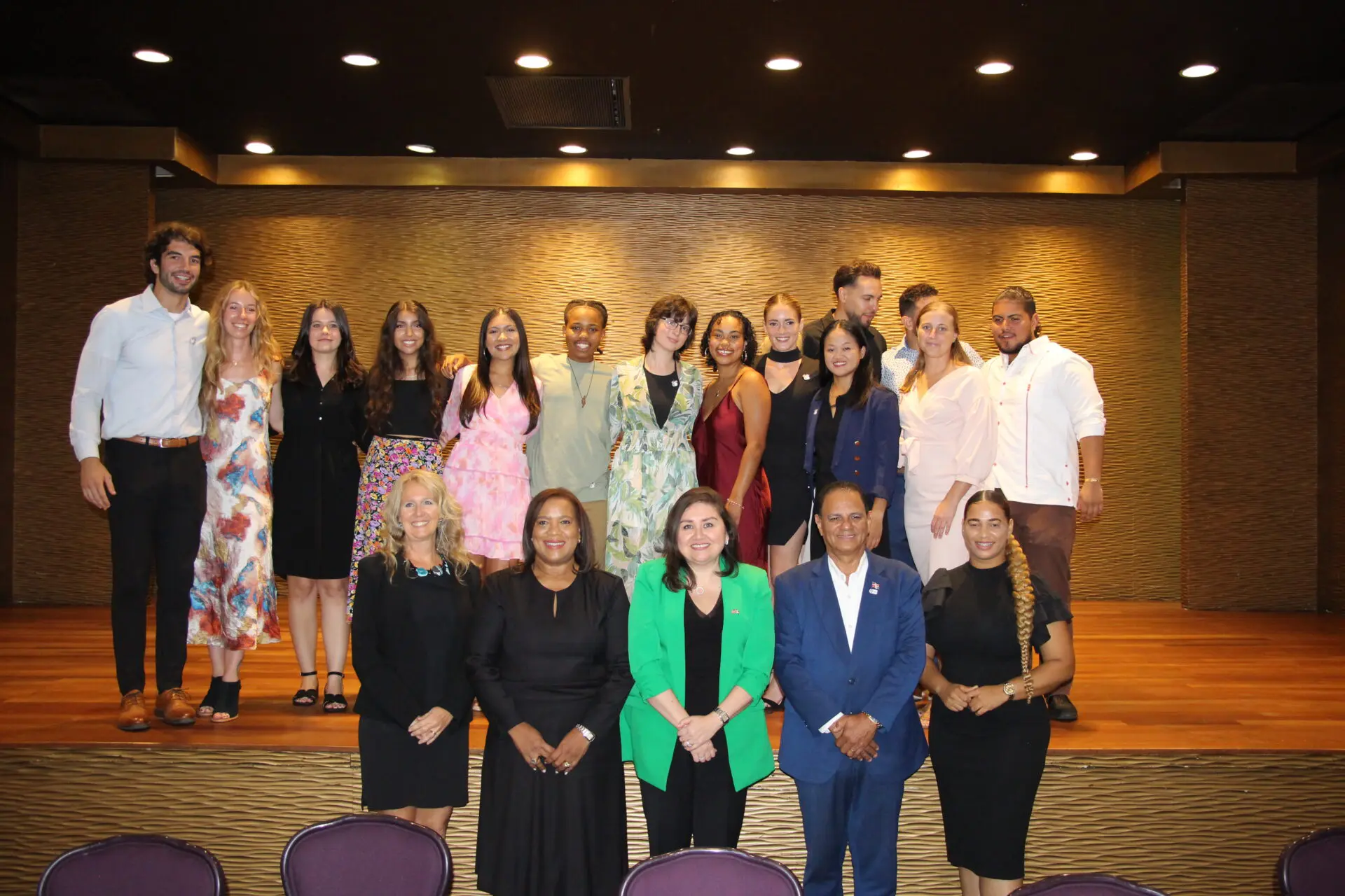 La encargada de Negocios de la Embajada de los Estados Unidos en la República Dominicana, Patricia Aguilera junto a los voluntarios del Cuerpo de Paz. FUENTE EXTERNA