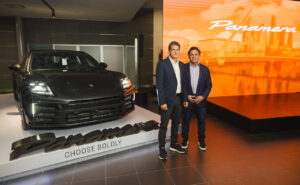 Nicolás Benito y Jacinto Peynado junto al Porsche Panamera