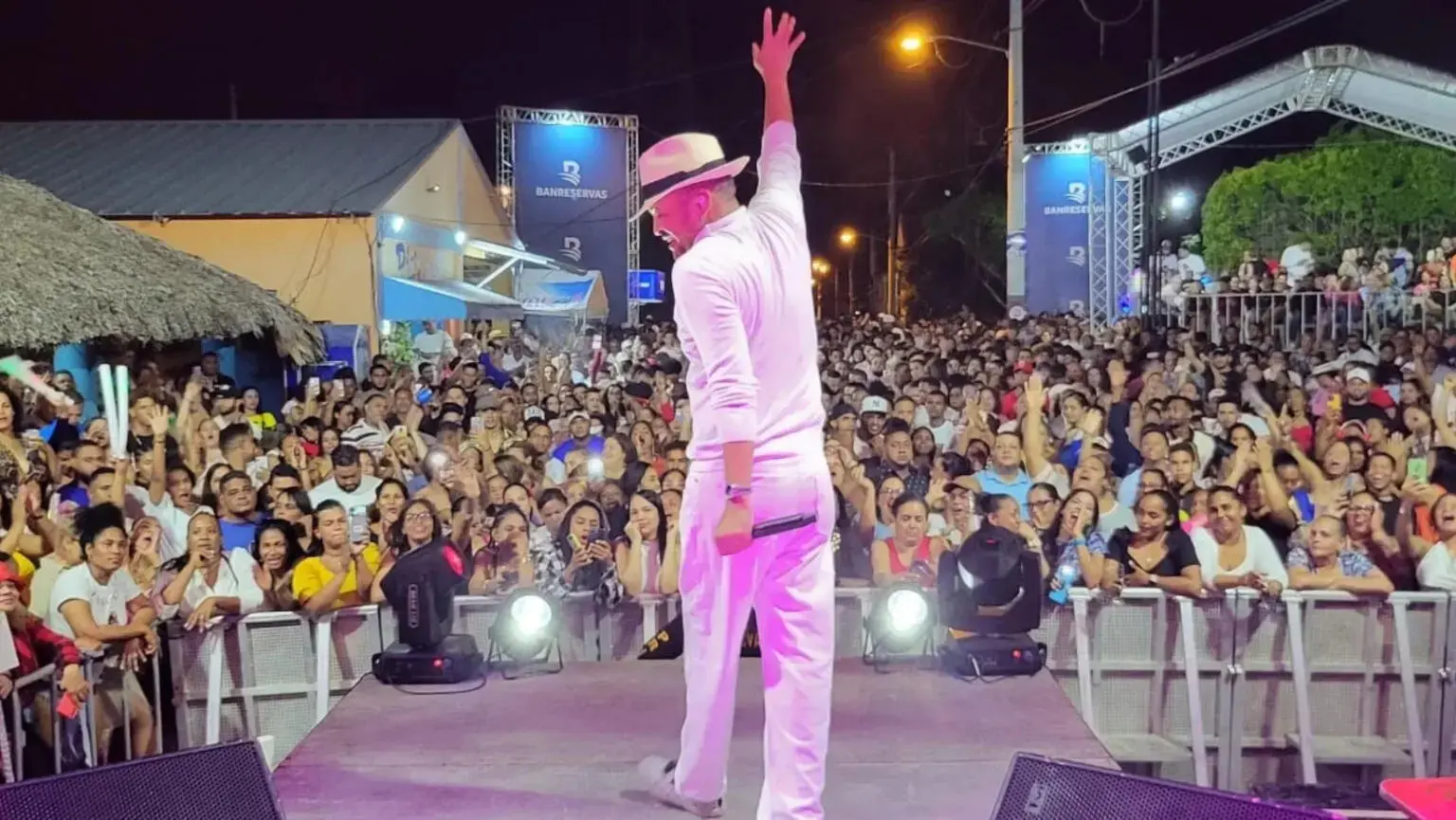 Apuntan con una pistola a Wason Brazoban durante un concierto