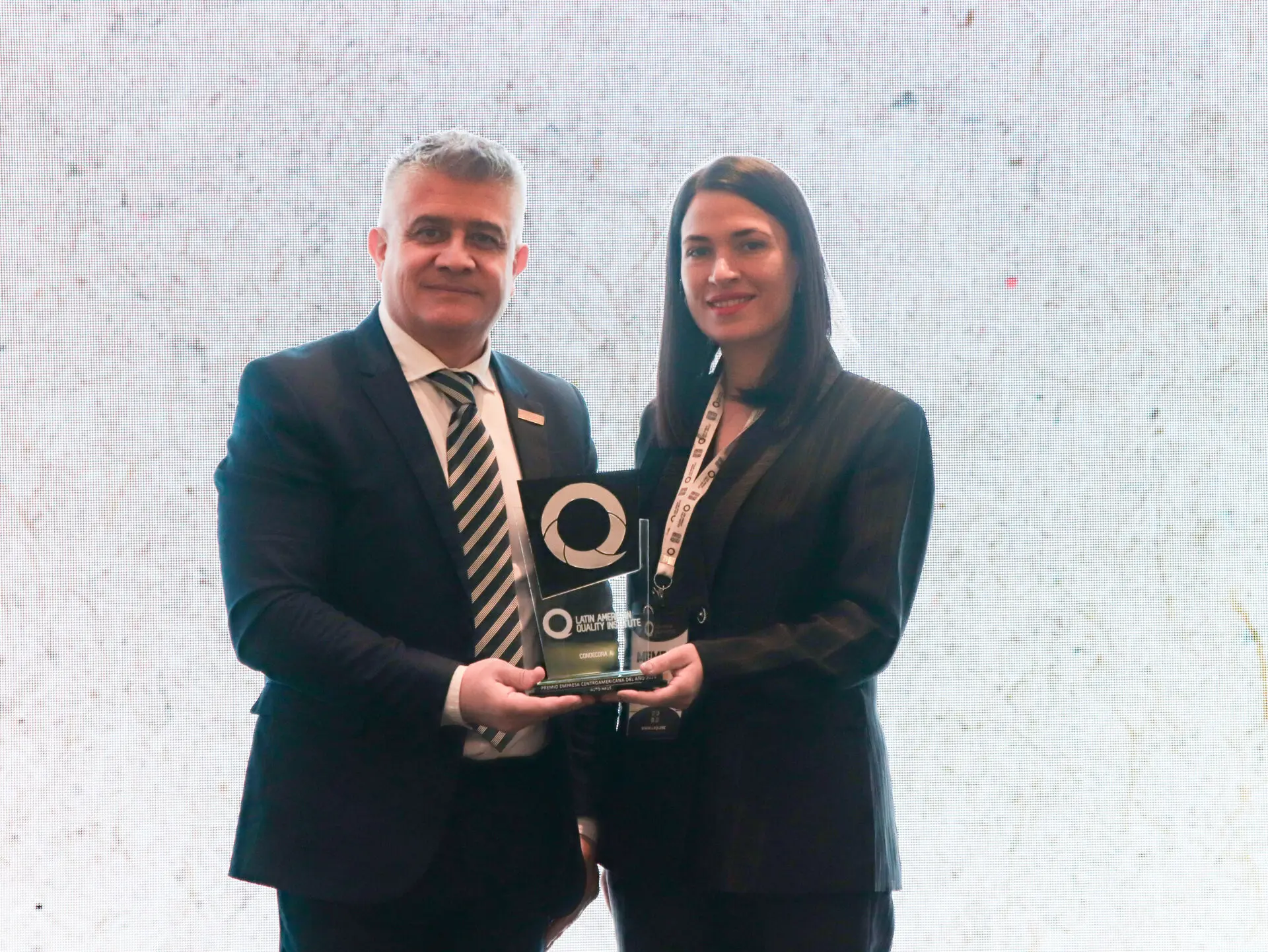 Lilian Batista, directora de mercadeo de Auto Haus recibe el premio. FUENTE EXTERNA