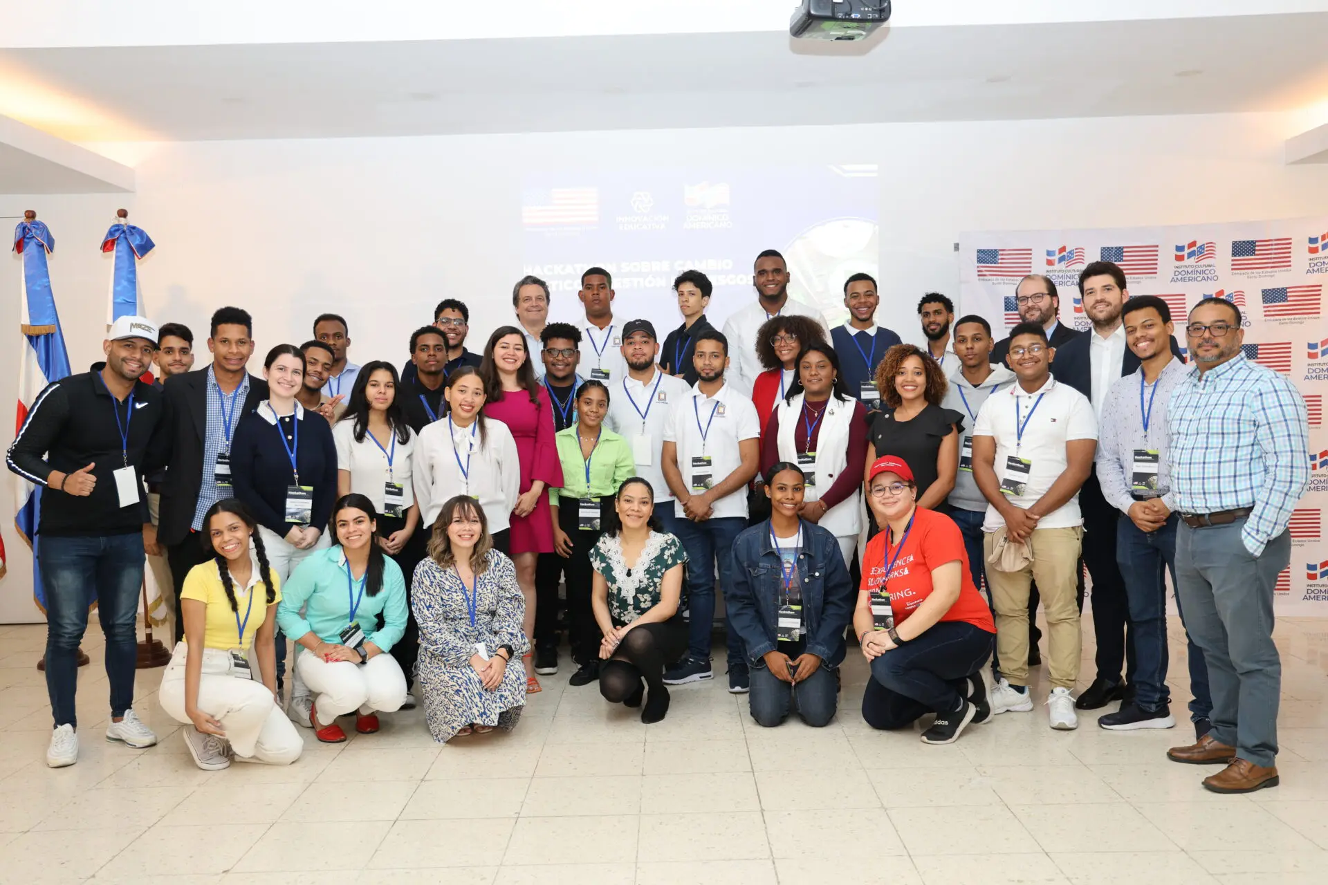 Autoridades y participantes en el Hackathon. FUENTE EXTERNA