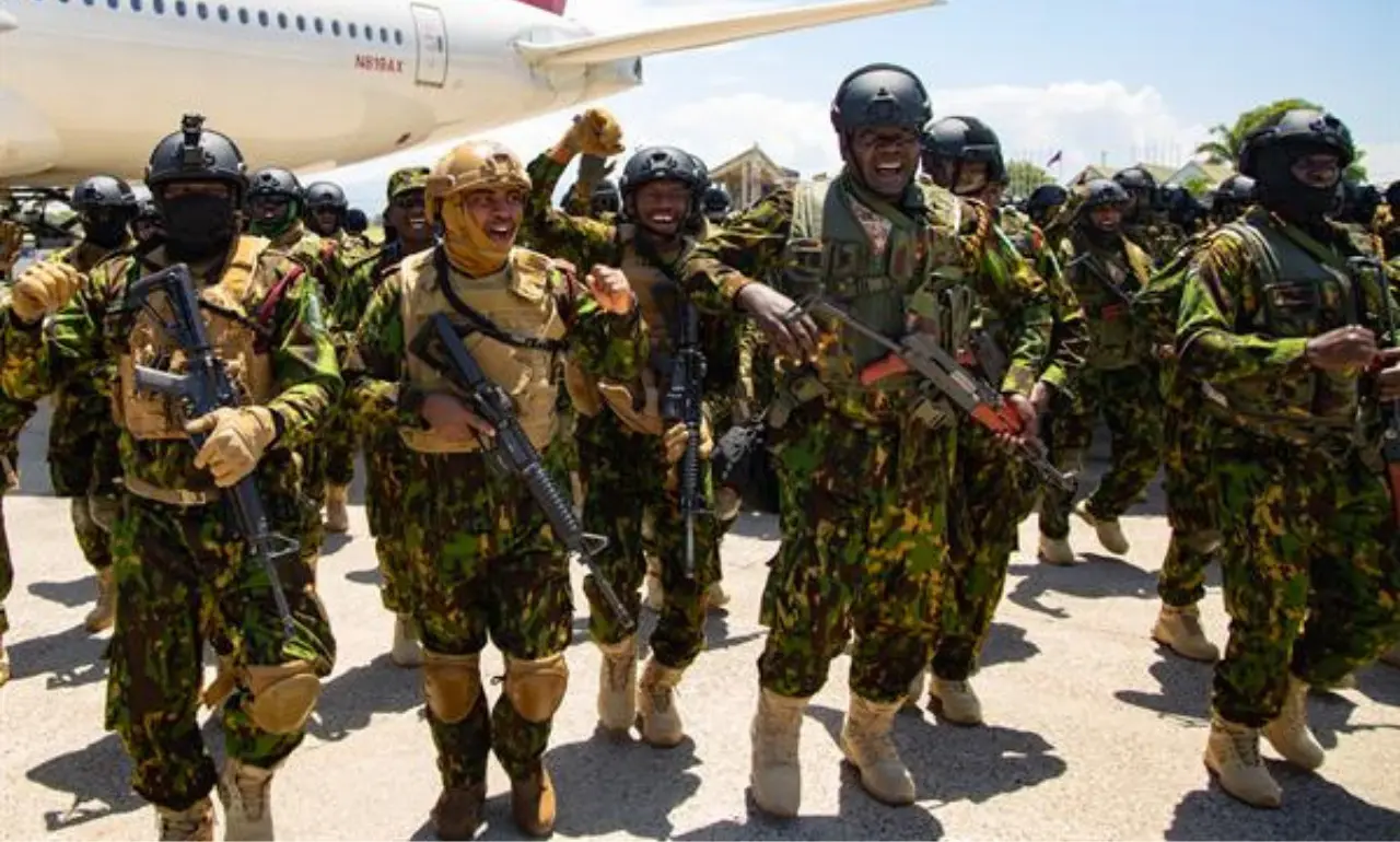 Agentes de Policía de Kenia arriban este martes al aeropuerto internacional Toussaint Louverture de Puerto Príncipe (Haití). EFE/ Marckinson Pierre