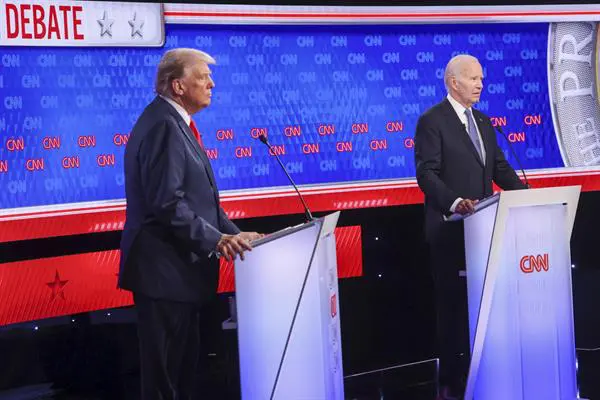 Fotografía de archivo del expresidente Donald Trump y el presidente Joe Biden en un debate en televisión. EFE/EPA/MICHAEL REYNOLDS