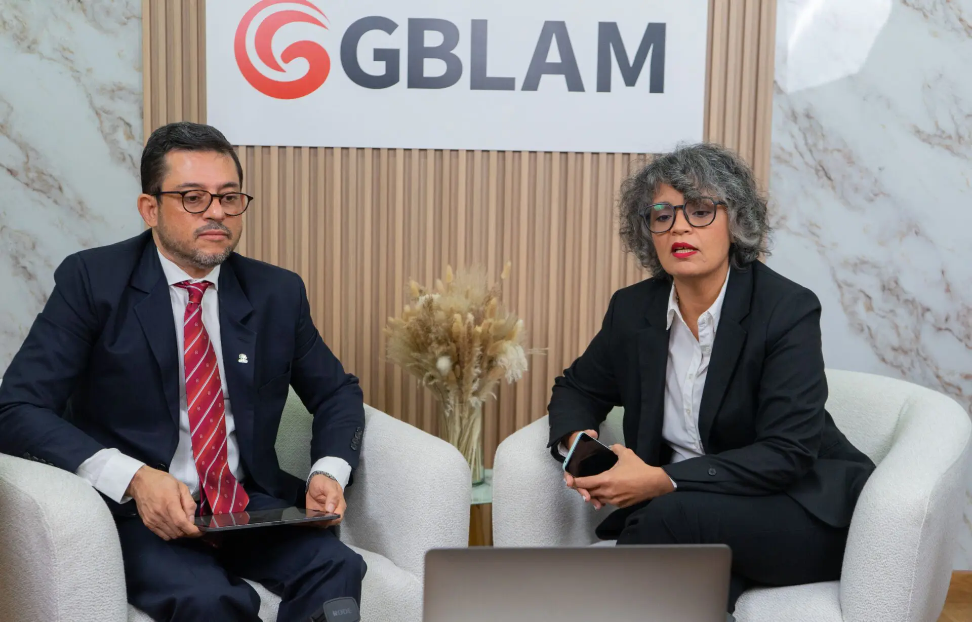 Nelson Rodríguez, CEO CAES Academy y Laura Parra, editora de la revista GBLAM durante su presentación. FUENTE EXTERNA