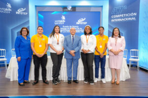 Al centro Rafael Santos Badía junto a los competidores de WoldSkill Lion 2024 y Maira Morla y Maura Corporan. FUENTE EXTERNA