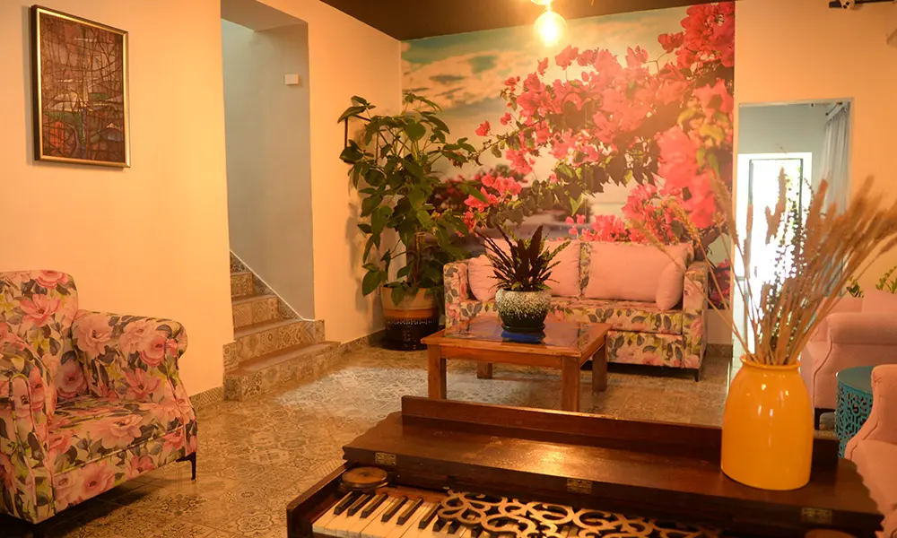 Salón común del Hotelito Bonito, lugar acogedor, lleno de color, elegancia y tranquilidad para sus visitantes. Jhonny Rotestán