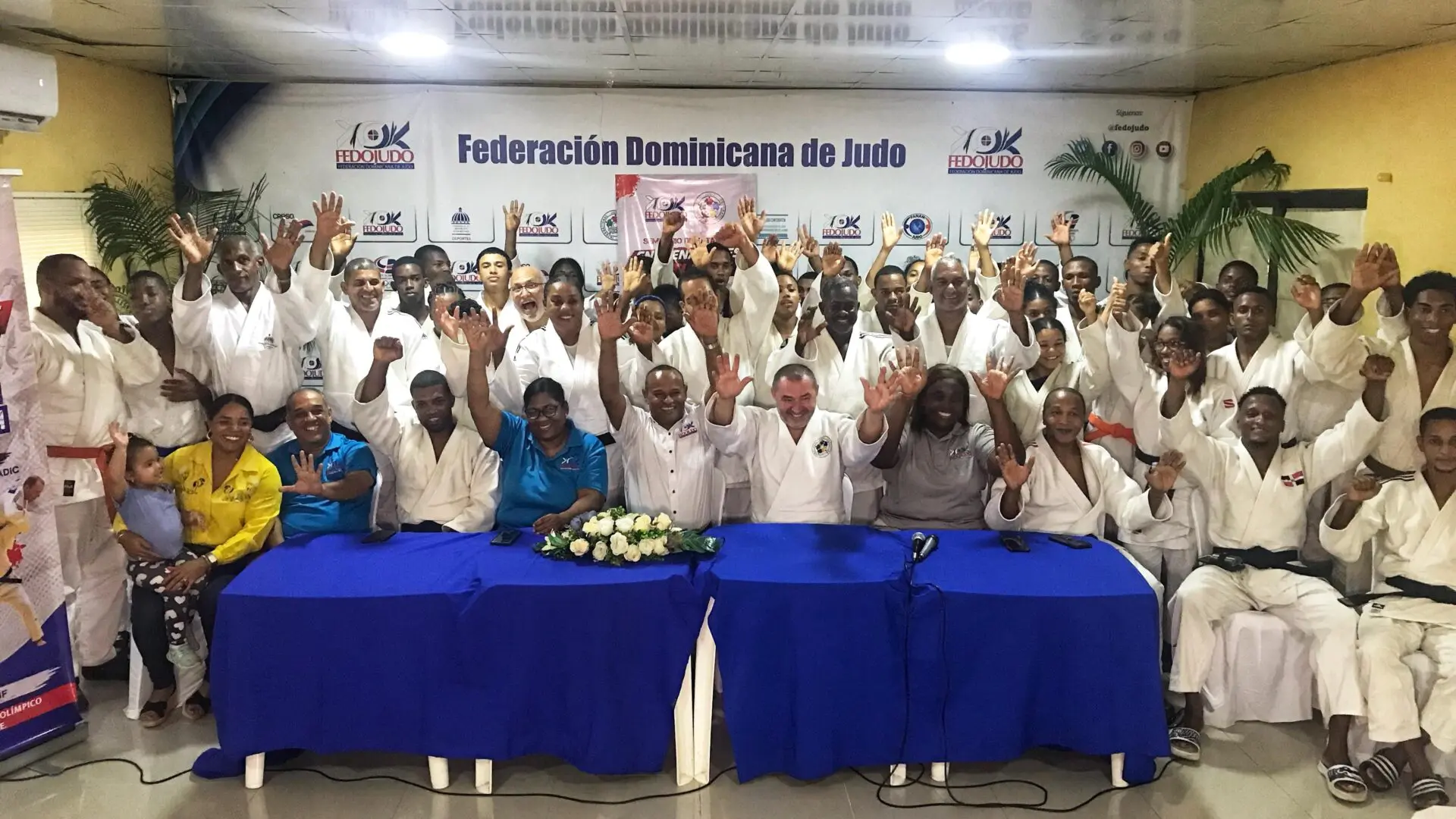 Directivos de la Fedojudo y los entrenadores y atletas que toman parte en la jornada de capacitación de la Fedojudo.